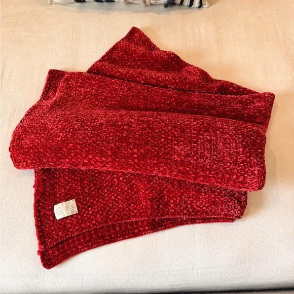 Southern Living Plush Red Throw - Picture 2 of 7